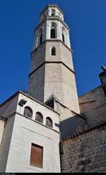 Blick auf den Kirchturm der Esglsia de Sant Pere in Figueres (E).