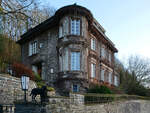 Auf dem Weg zur Burg Altena kommt man an diese schne alte (und gut bewachte) Villa vorbei.