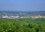 Sinsheim, Blick von der 333m hoch gelegenen Burg Steinsberg Richtung Nord, auf die Stadt, und das Fuballstadion der TSG Hoffenheim, April 2014