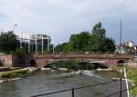 Schlettstadt (Selestat), die Brücke über die Ill, davor ein Teil des abgesteckten Wildwasserparcours, Juni 2014