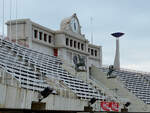 Blick auf den zentralen Uhrenturm an der Eingangsfassade des Olympiastadions in Barcelona.