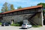 Ehingen, erhaltengebliebenes Stck Stadtmauer mit rekonstruiertem Wehrgang, Aug.2012