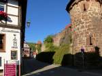 Drrenbach in der Sdpfalz, Blick in die Hauptstrae des Winzerdorfes, rechts die Friedhofsbefestigung, geht zurck auf die Zeit um 1300, Sept.2015