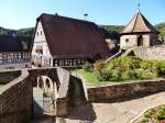 Drrenbach, Blick vom Kircheneingang St.Martin auf die Wehranlage, dahinter das Fachwerkrathaus, Sept.2015