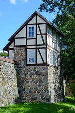 Eines der vielen in die Stadtmauer von Neubrandenburg integrierte Neuen Wiekhuser.