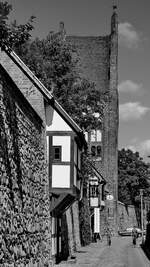 Die alte Stadtmauer mit seinen Wiekhusern und dem Tor in Neubrandenburg.