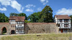 Die alte Stadtmauer mit seinen Wiekhusern in Neubrandenburg.