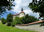 Skofja Loka, Blick zum Schlo, 1202 erstmals urkundlich erwhnt, davor ein Teil der alten Stadtmauer, Juni 2016