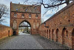 Zwingermauer mit Vortor des Stargarder Tores in Neubrandenburg am s�dlichen Ende der Altstadt.