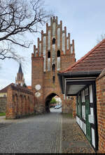 Haupttor des Stargarder Tores in Neubrandenburg mit Fachwerkbau, der in die Zwingermauer integriert wurde und einst als Zollhaus diente.