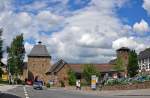 Bad Mnstereifel, Orchheimer Tor und rechts die von Touristen viel besuchte Glashtte 19.06.2010 - Weitwinkelaufnahme