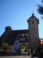 Zell am Harmersbach/Schwarzwald, der Storchenturm von 1330, stadtauswrts,  eines der schnsten mittelalterlichen Stadttore in Baden, Okt.2010