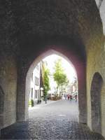 Kempen Altstadt: Dass das Leben hinter der mchtigen Stadtmauer ganz gut geschtzt ablief, lsst sich auch heute noch beim Passieren des Kuhtors erahnen.