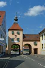 Allersberg, Unteres Stadttor, der Turm stammt aus dem 14.Jahrhundert, das Torhaus rechts daneben von 1745, Mai 2012