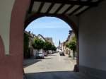 Kenzingen, Blick durchs Schwabentor in die Brotstrae, Juni 2013