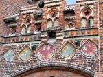 Tangermnde (21.05.2005; ber der Tordurchfahrt am Neustdter Tor tragen Putzblenden im Jahre 1897 aufgemalte Wappen, von links:   - Preuischer Knigsadler,   - Reichsadler des Bismarckreiches mit