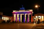 Das Brandenburger Tor zum Festival of Lights, bunt angeleuchtet.
