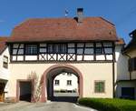 Malterdingen, das Obere Tor von 1567, Teil der ehemaligen Stadtbefestigung, stadtauswrts gesehen, April 2017