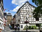 Ahrweiler - Niederhutstrasse mit Blick auf das Niedertor, 1248 erbaut  - 03.07.2017