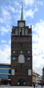 Das Kröpeliner Tor ist eines der vier großen Tore der Rostocker Stadtbefestigung und wurde um 1270 im gotischen Stil erbaut.