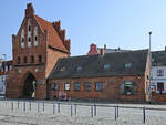 Das im Stil der Backsteingotik errichtete Wassertor in Wismar ist das letzte erhaltene von ehemals fnf Stadttoren der Wismarer Stadtbefestigung.