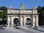 Das barocke Stadttor Porte des Bombes wurde zwischen 1697 und 1720 erbaut.