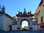 Das Tor neben dem Teatre Lliure.