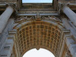 Die kunstvolle Ausgestaltung des Friedensbogens (Arco della Pace) von Mailand.