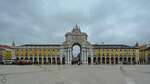 Der neoklassizistische Triumphbogen Arco da Rua Augusta wurde von 1873 bis 1875 erbaut, links davon das Justizministerium und rechts der Oberste Gerichtshof Portugals.