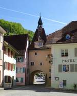 St.Ursanne, das Stadttor St.Peter (Porte Saint-Pierre), stadtauswrts gesehen, Mai 2017