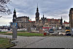 Von der Semperoper aus hat man diesen Blick auf den Turm der Katholischen Hofkirche sowie des Residenzschlosses Dresden, dem Hausmannsturm.