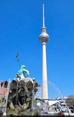 Neptunbrunnen und Fernsehturm, so gesehen im Herzen Berlins.