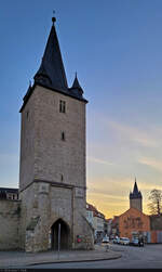 Abends in Aschersleben: Johannistorturm und dahinter der  Schmale Heinrich  – zwei von noch 15 erhaltenen T�rmen der ehemaligen Stadtbefestigung.