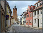 Blick durch die Hallesche Stra�e in der Altstadt von Delitzsch zum Halleschen Turm (errichtet 1394 bis 1396), neben dem sich einst ein Stadttor befand.
