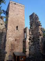 Burgruine Zavelstein im Nordschwarzwald, der 28m hohe Bergfried um 1200 erbaut, diente als Gefngnis, heute Aussichtsturm, Okt.2010