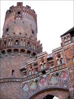 Neustdter Tor, Rundturm und Mittelbau um 1450 errichtet - Tangermnde, 21.05.2005    