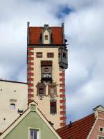 Fssen, Blick vom Magnusplatz zum Uhrturm des Hohen Schloes, April 2014