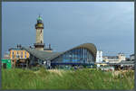 Der 1898 errichtete Leuchturm bildet zusammen mit dem  Teepott  aus dem Jahr 1967 das Wahrzeichen der Stadt Warnemnde.