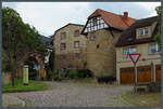Am Tor zum Schloss Wiehe steht ein zum Wohnhaus umgebauter Wehrturm.