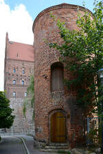 Dieser (Pulver)Turm wurde erstmals 1546 als  düsterer Keller  erwähnt und befindet sich südlich des Luisentores in Demmin.
