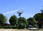 Ettenheimweiler, nahe beim Ort befindet sich der 282m hohe Heuberg mit einem Aussichtsturm, Aug.2022