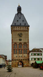 Das im Jahr 1176 erstmals urkundlich erwhnte 55 Meter hohe Altprtel war das westliche Stadttor der Stadt Speyer.