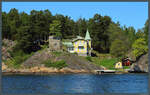 Die Rhenborg wurde in den 1890er Jahren vom Architekten Claes Grundstrm aus Teilen abgerissener Huser Stockholms auf der Insel Vrholma errichtet.