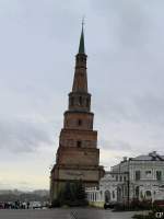 Das Wahrzeichen der Stadt Kazan, der 58 Meter hohe Sujumbike-Turm im Kazaner Kreml neigt sich bedrohlich zur Seite.