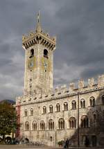 Trient (Trento), Palazzo Pretorio, erbaut 1220, war bis Mitte des 13.Jahrhunderts der Bischofssitz, danach Rathaus und Gericht, beherbergt heute das bedeutende Diozesanmuseum, dahinter der im