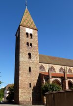 Weienburg (Wissembourg), der romanische Glockenturm der Abteikirche St.Peter und Paul stammt aus dem 11.Jahrhundert, Sept.2015