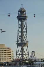 Der mittlere Turm  Jaume I  der Seilbahn im Hafen von Barcelona.