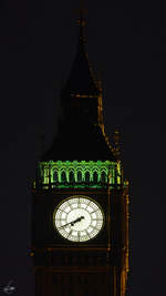 Die Turmspitze des Uhrenturmes  Big Ben  in London.