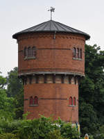 Ein alter Wasserturm der DSB in der Nhe des Hauptbahnhofes Aalborg an einem verregneten Juni-Tag 2018.