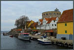 Der Hafen von Christiansø, Hauptinsel der Erbseninseln, wird vom  Großen Turm  bewacht der gleichzeitig auch Leuchtturm ist.